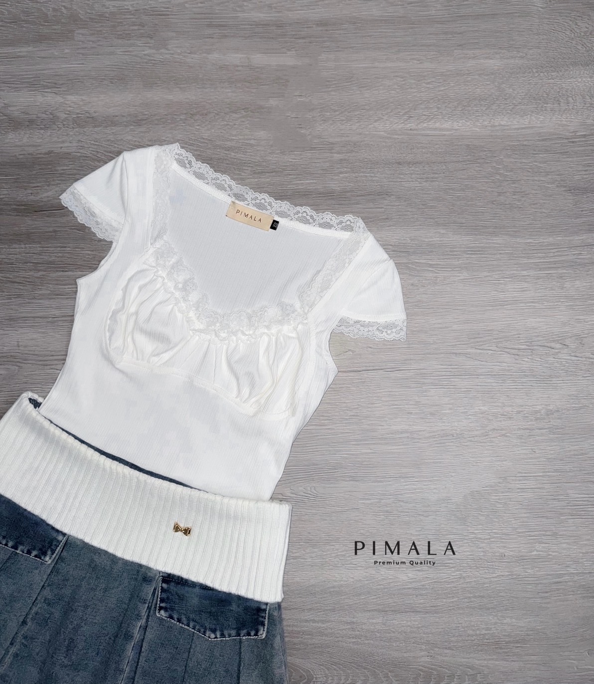 เซ็ตเสื้อสีขาวแต่งขอบลูกไม้มาคู่กับกระโปรงยีนส์