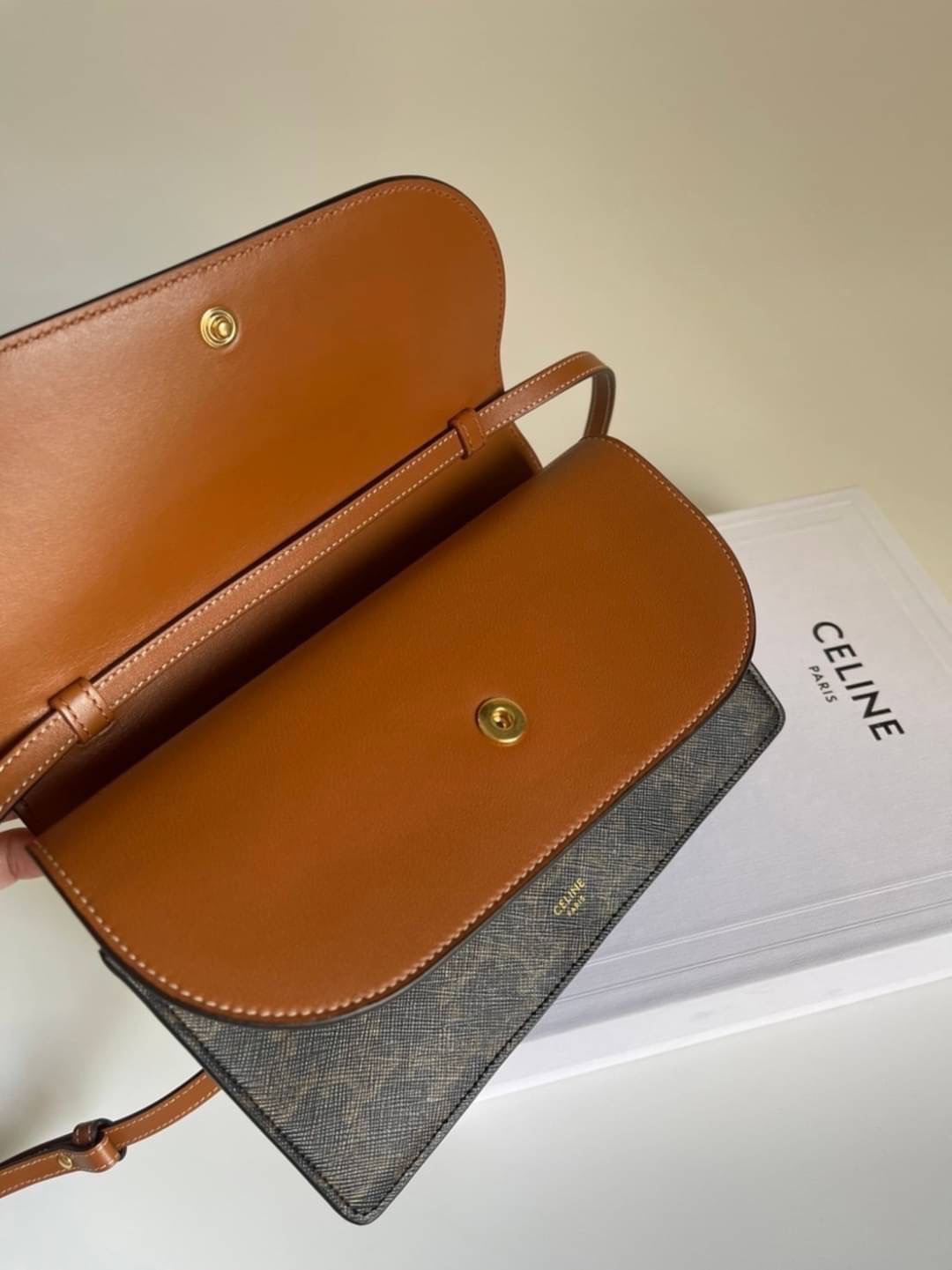 New Celine wallet on strap สายถอดได้ มีช่องใส่บัตร มีช่องซิป ใส่มือถือได้ค่ะ ขนาด 8 x 5 x 2 นิ้ว