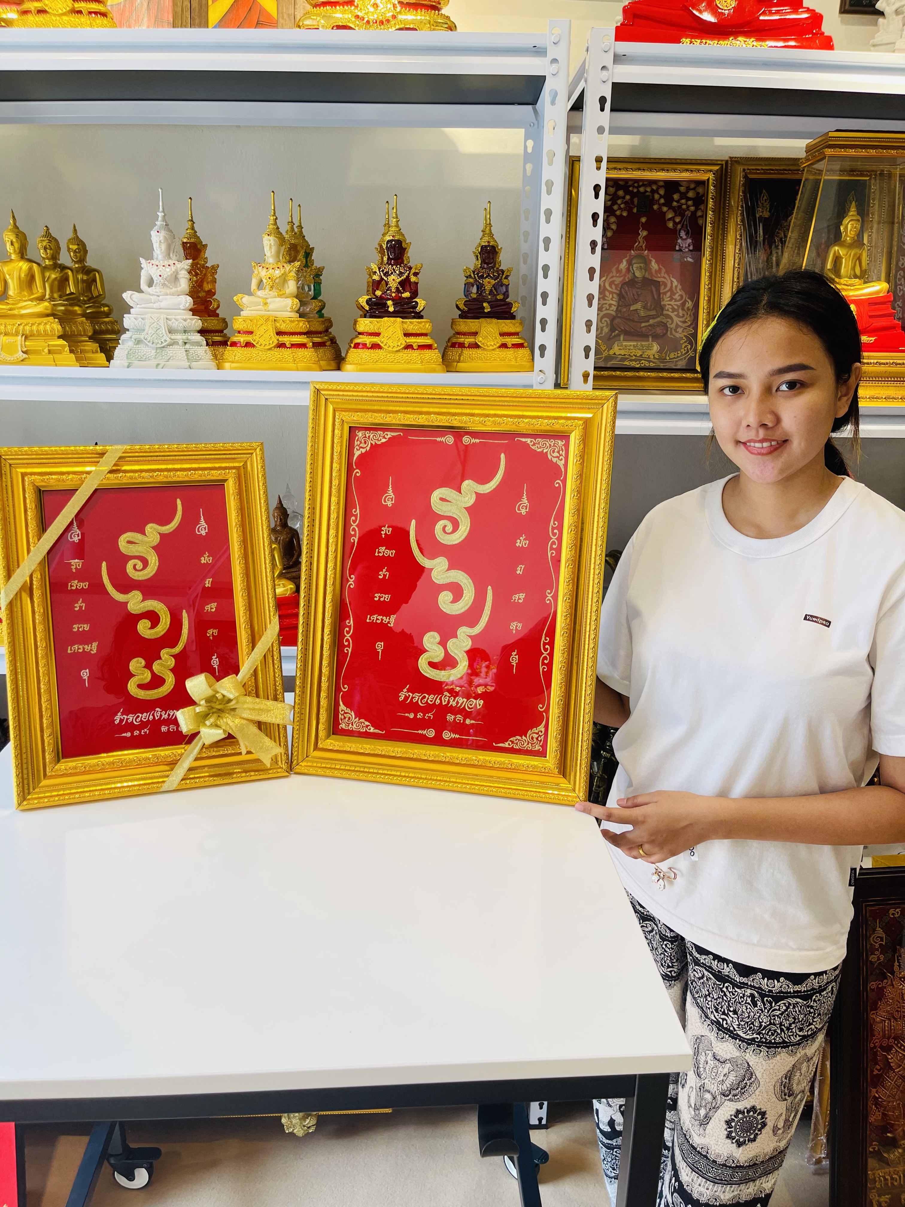 กรอบรวยงานปักไหมทอง