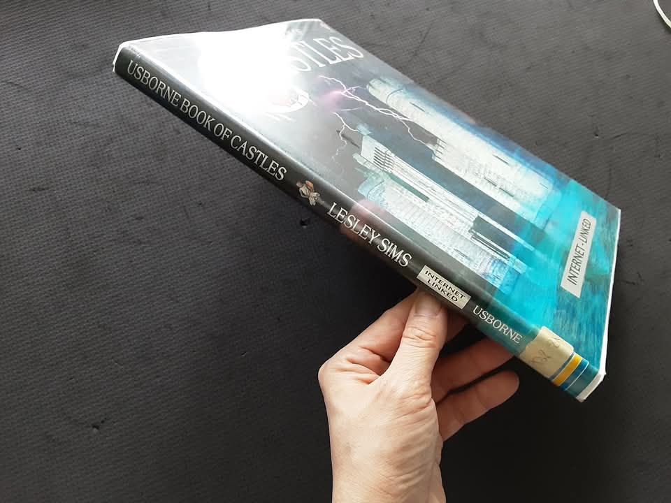 Knowledge Book** ð
ðTHE USBORNE BOOK OF CASTLE