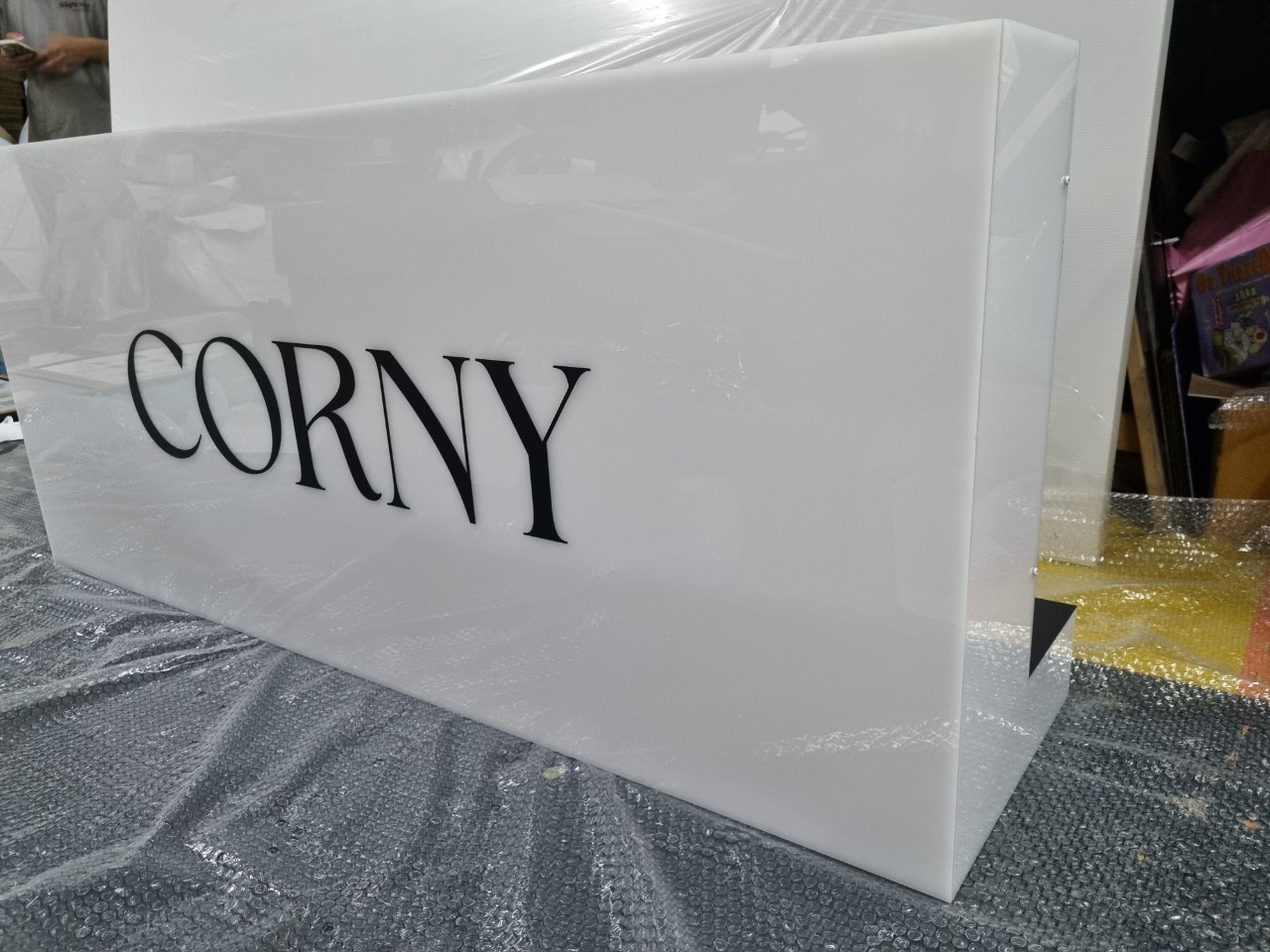 กล่องไฟอะคริลิค ไฟออกรอบตัว ''CORNY''