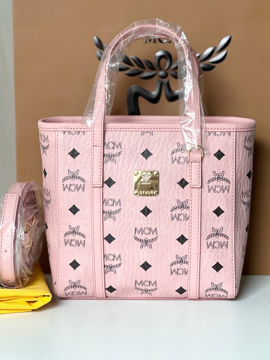 โปร New Mcm toni mini มีสายยาว Sz.18.5 x 19.0 x 9.5 ซม. อุปกรณ์.ถุงผ้า/การ์ด