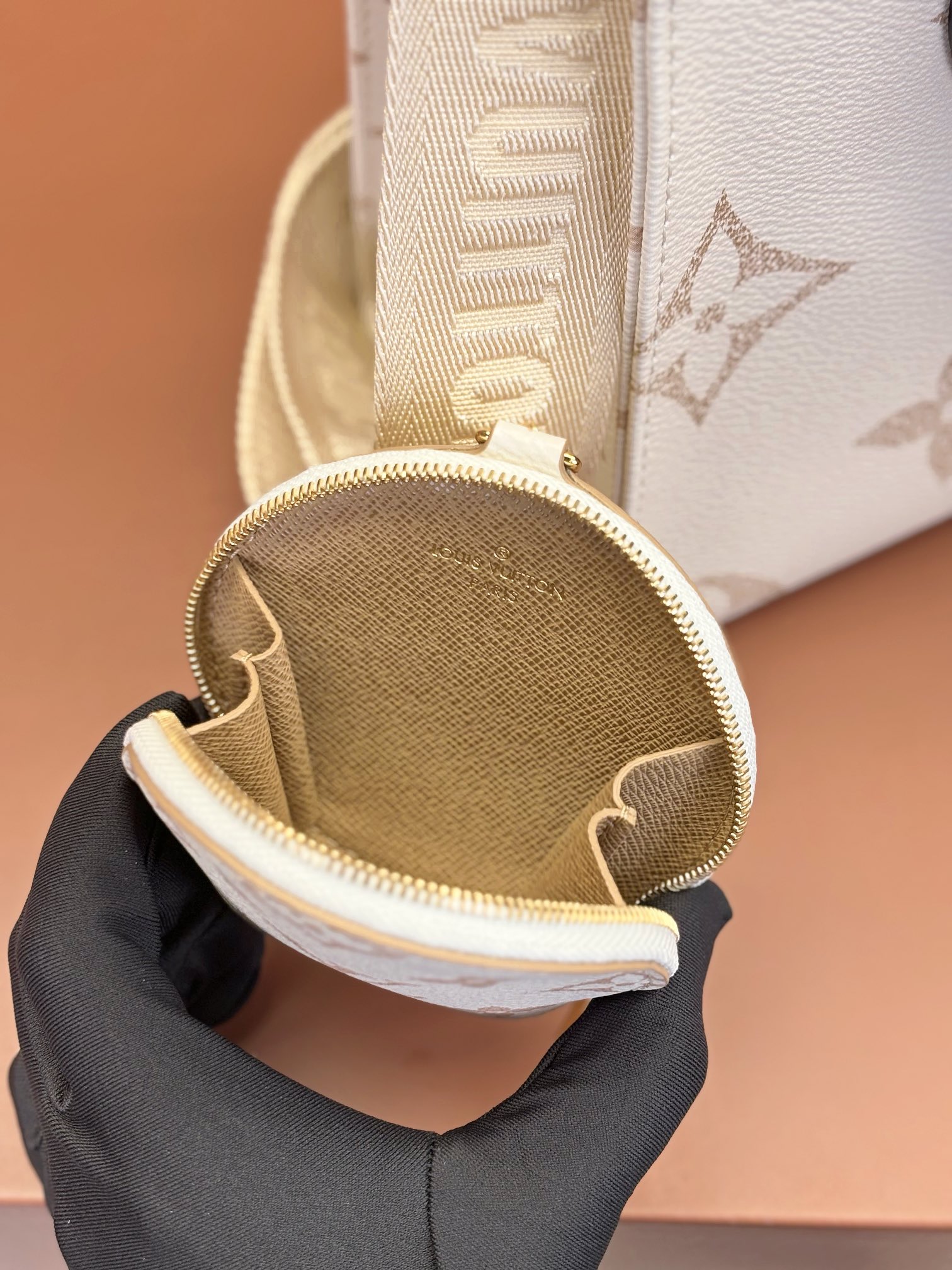 [Pre-order]กระเป๋า Tote bag Louis Vuitton OnTheGo PM M24533 Cream งานคุณภาพที่ดีที่สุด