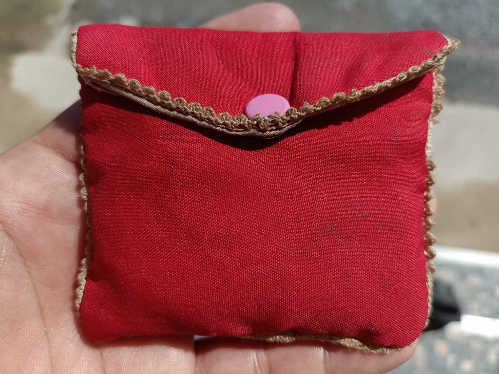 พระทันตธาตุ พระเกศา จีวร หลวงพ่อตี๋ วัดพรหมวิหาร อ.แม่สาย จ.เชียงราย เจ้าของเดิมชื่อลุงสงวน เคยเป็นคนขับรถหลวงพ่อตี๋ อยู่บ้านป่าเหมือด ต.แม่สาย อ.แม่สาย จ.เชียงราย เสียชีวิตเมื่อวันที่ 9 มีนาคม 2558 อายุ 78 ปี ได้มาจากพี่พร อายุ 47 ปี ลูกสาวลุงสงวน