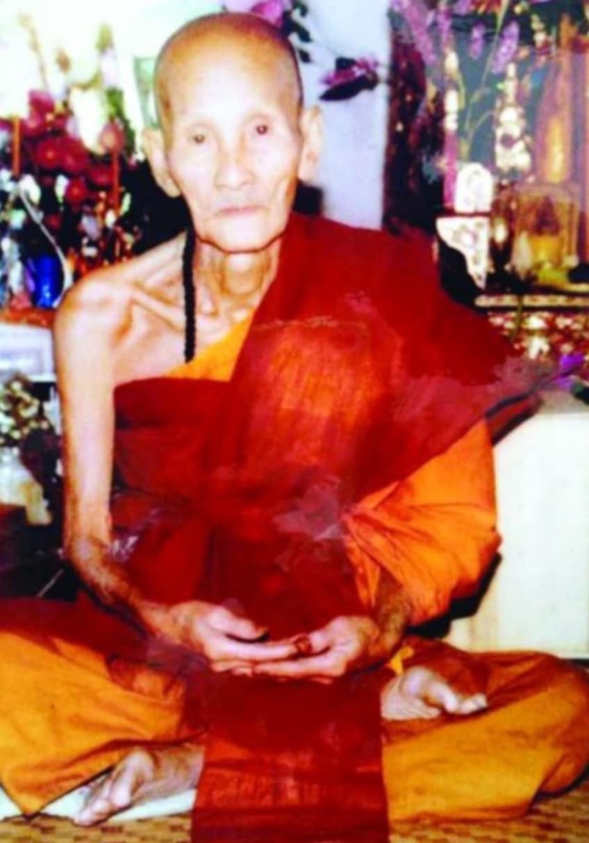 พระทันตธาตุ ครูบาแก้ว วัดโมคคลาน อ.จอมทอง จ.เชียงใหม่ ได้มาจากคุณไกด์ เป็นคนจอมทอง คุณไกด์ อายุ 35 ปี อาชีพช่างสร้างวัด หรือสล่างสร้างวัด คุณไกด์ ได้มาจากคุณปู่ ชื่อปู่ขาน ถ้ายังมีชีวิตอยู่ จะมีอายุประมาณ 97 ปี (บันทึก พ.ศ.2567)
