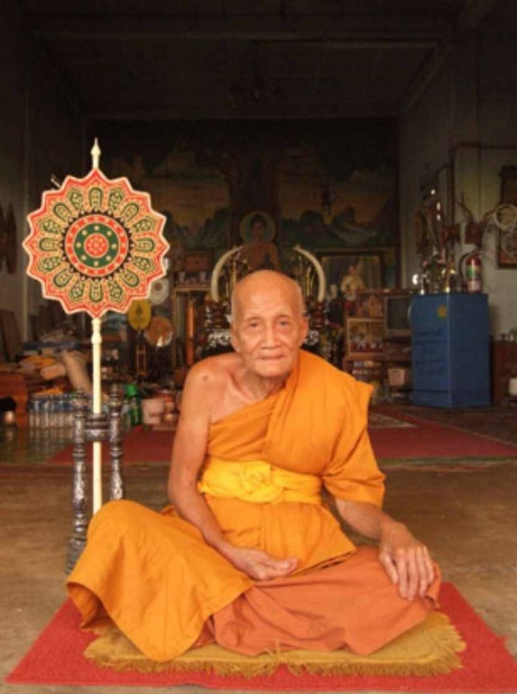 พระทันตธาตุ ครูบาดวงทิพย์์ วัดป่าแงะ อ.ป่าแดด จ.เชียงราย ได้มาจากคุณลุงสมหมาย อดีตตำรวจ อ.แม่สรวย จ.เชียงราย โดยได้มาจาก คุณลุงเจริญ อายุ 78 ปี เป็นลูกศิษย์ครูบาดวงทิพย์ และได้รับ พระทันตธาตุนี้มาเมื่อปี 2555 และได้ส่งมอบให้คุณลุงสมหมายเมื่อปี 2558