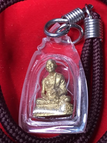 รูปหล่อหลวงปู่ครูบาชัยยะวงศา วัดพระะพุทธบาทห้วยต้ม พร้อมเลี่ยมและเชือกจากวัด เมื่อตอนเช่ามา ทางวัดติดป้ายไว้ว่า ปี ๒๕๒๕ แต่ผมว่าน่าจะเป็นปี ๒๕๓๕ มากกว่าครับ