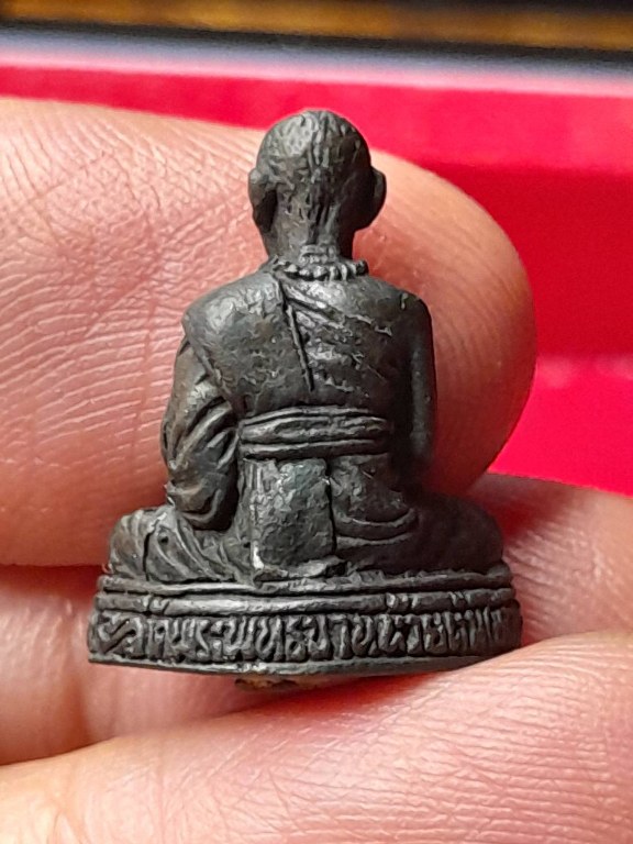 รูปหล่อครููบาชัยยะวงศา รุ่นเมตตามหาลาภ ปี ๓๕ ใต้ฐานบรรจุพระธาตุสิวลี พระธาตุอรหันต์ และดินจากสังเวชนียสถาน 4 แห่ง และ เกศาหลวงปู่