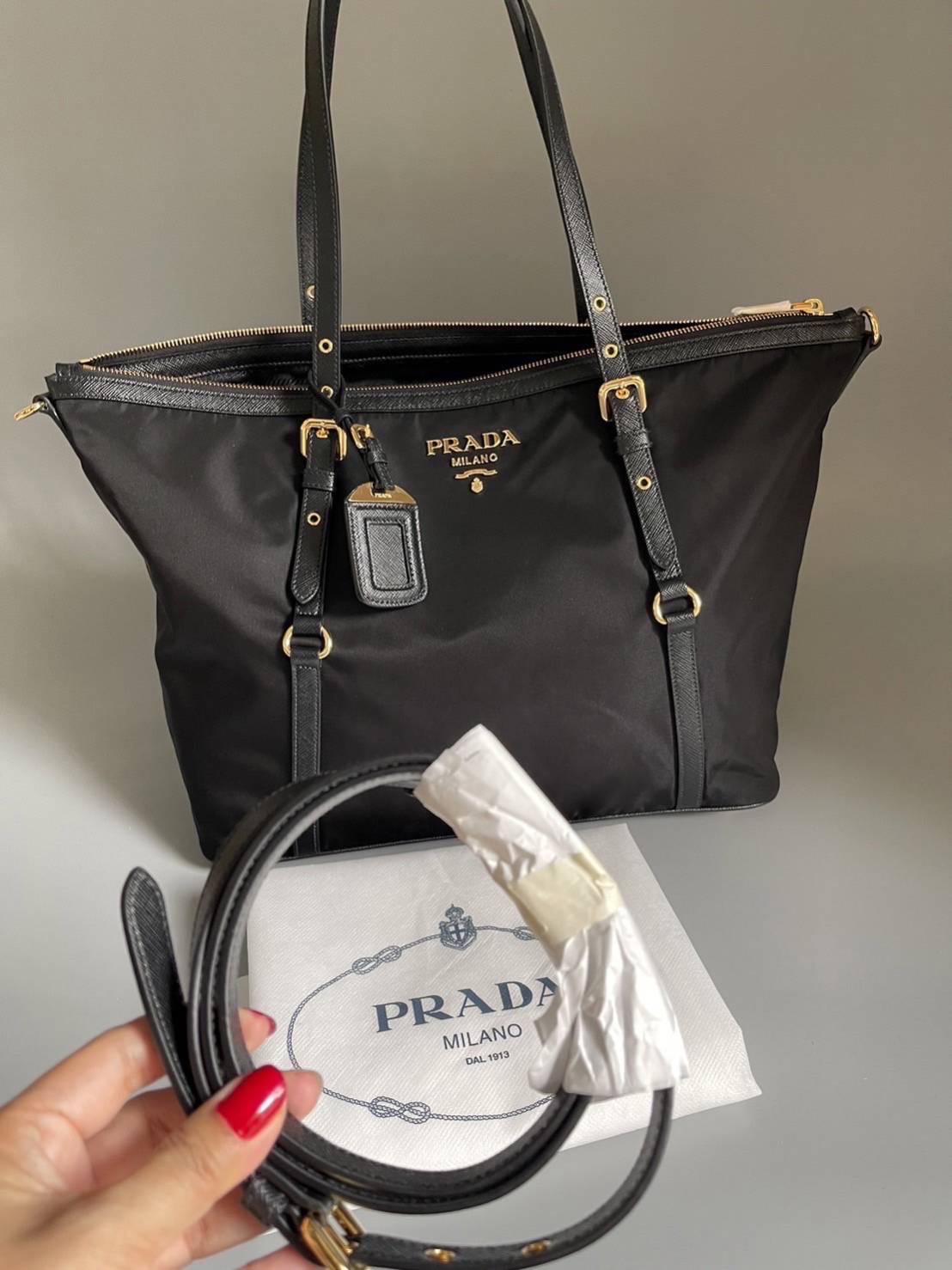 Lot นี้ราคาเดิมอยู่นะคะ New Prada Nylon Top Zip Tote มีสายยาวถอดออกได้