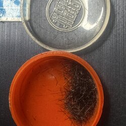 พระเกศา ครููบาเจ้าศรีวิชัย วัดบ้านปาง จ.ลำพูน ได้มาจากปู่กร หรือลุงกร อดีตนายช่างชลประทาน ท่านเป็นช่างทำงานอยู่หลายจังหวัดในภาคเหนือ ลำปาง เชียงราย ลำพูน เชียงใหม่ ตาก ปัจจุบัน อายุ 81 ปีได้พระทันตธาตุและพระเกศา จากปู่กร จำนวน 8 รายการ