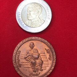 บูชาแล้ว เหรียญสารพัดนึก บาตรน้ำมนต์ หลวงพ่อเกษม เขมโก เนื้อทองแดง พร้อมกล่องเดิม พิธีใหญ่ ๒๔ มิถุนายน ๒๕๓๖ ครบรอบ ๖๐ พรรษาอุปสมบท