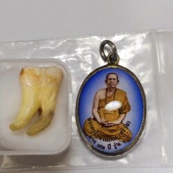 พระทันตธาตุ และล็อกเกตรุ่นแรก ครูบาศรีวัย วัดหนองเงือก อ.ป่าซาง จ.ลำพูน ได้จาก คุณเอ๋ หรือพี่เอ๋ เป็นพนักงานเทศบาล บ้านเรือน อ.ป่าซาง จ.ลำพูน อายุ 47 ปี พี่เอ๋ได้สืบมาจากคุณพ่อ ชื่อพ่อคำตั๋น ปัจจุบันเสียชีวิตแล้ว (บันทึก พ.ศ.2567) เมื่อปี 2563