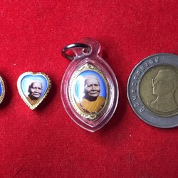 ล็อกเกตหลวงปู่แหวน ประมาณปี 252x ร้านทองสร้างถวาย เป็นทอง 90 บาง ๆ มีโค้ดร้านทอง จำนวน ๓ องค์