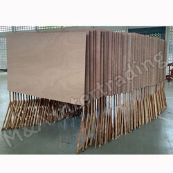 กระดานไม้อัดพร้อมขาตั้ง