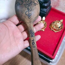 ช้อนไม้ จารมือ เขียนยันห์ หลวงปู่ ครูบาชัยยะวงศา วัดพระพุทธบาทห้วยต้ม ด้ามนี้เป็นวัตถุมงคลอีกชิ้นหนึ่งที่ได้มาจากพระอาจารย์แก้ว ท่านเป็นพระวัดพระพุทธบาทห้วยต้มมาก่อน ปัจจุบันนี้ท่านอยู่ที่สำนักสงฆ์แห่งหนึ่งในอำเภอเถิน มีพระอยู่ ๒-๓ รูป และเณรอีก ๒-๓ รูป