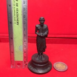 รูปหล่อบูชาขนาดตั้งหน้ารถ พิมพ์ยืน ความสูง ๓.๕ นิ้ว รุ่นวันเพ็ญเดือน ๑๒ พิธี ๒๘ พ.ย. ๒๕๓๖ ซึ่งเป็นวันครบรอบวันเกิดหลวงพ่อ และเป็น วันที่ตรงกับวันเพ็ญเดือน ๑๒ ใต้ฐานอุดเทียนชัยและวัตถุมงคล