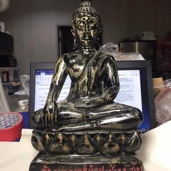 พระพุทธรูปองค์นี้แกะจากไม้เสาวิหาร ได้มาจากรองเจ้าอาวาส ซึ่งปัจจุบันท่านได้ย้ายไปเป็น เจ้าอาวาสวัดที่จังหวัดตาก มา 4-5 ปีแล้ว (บันทึกปี 2565) มีรอยแกะเขียนไว้ว่าแกะถวายท่าน เมื่อ 11 กุมภาพันธ์ 2542