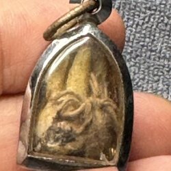 ทันตธาตุ ครูบาก๋องคำ วัดป่าคา จ. เชียงราย ร.ต.อ.พิทักษ์ ได้มาจากคุณปรีชา อดีตทำงานชลประทานใน จ.เชียงราย คุณปรีชา อายุ 65 ปี เป็นคน อ.พาน จ.เชียงราย คุณปรีชา เป็นลูกศิษย์ครูบาก๋องคำ นับถือครูบาก๋องคำมาก คุณปรีชา ได้รับพระทันตธาตุมาเมื่อปี 2543