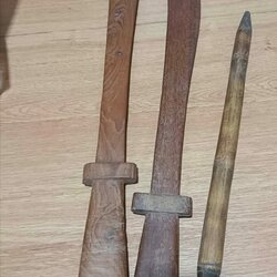 ดาบไม้นี้ ได้มา ๒ เล่ม และได้พร้อมกับไม้ครู อีก ๑ เล่ม ได้มาจากพ่อหลวงทา อดีตผู้ใหญ่บ้าน บ้านก้อ ต.ก้อ อ.ก้อ จ.ลำพูน เคยเป็นศิษย์รับใช้หลวงปู่ฯ และเคยรวบรวมชักชวนคนที่หมูบ้าน ไปช่วยสร้างวัดห้วยต้ม ปัจจุบันยังมีชีวิตอยู่ อายุ ๘๔ ปี (บันทึก พ.ศ.๒๕๖๖)