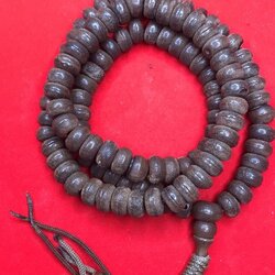 มีผู้บูชาแล้ว คิม ประคำลูกลานหลวงปู่ครูบาชัยยะวงศา เป็นประคำครู สภาพเก่าสุด ๆ เส้นนี้ได้มาจากอดีตพระเลขาครูบาพรรณ ซึ่งพระเลขาท่านนี้สึกมา ๖-๗ ปีแล้ว (บันทึก พ.ศ.๒๕๖๕) ท่านเล่าว่าได้มาจากผู้เฒ่าลูกศิษย์ครูบาวงศ์ท่านหนึ่งเมื่อปี ๓๒-๓๓ ผู้เฒ่าท่านนี้นำมาให้ห