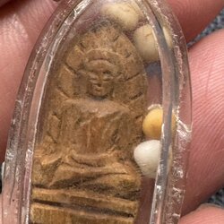 พระทุทธรูป พระรอดไม้แกะ ครูบาชัยยะวงศา เจ้าของเดิมคืออาจารย์ สิน ท่านเป็นครูอยู่ดรงเรียนบ้านป่าไผ่ อ.ลี้ จ.ลำพูน ปัจจุบัน อายุ 53 ปี (บันทึก พ.ศ. 2567) อาจารย์สิน สมัยเมื่ออายุ 18 ปี ไปฝากตัวเป็นศิษย์ฯ ครูบาวงศ์ ได้รับพระรอดองค์นี้มาเมื่อ พ.ศ. 2535