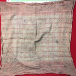 ผ้าเช็ดหน้า ครูบาชัยยะวงศา รอยจารลายมือหลวงปู่ว่า "ว.ห.ต ชัยยะวงศา" .(ว.ห.ต. หมายถึง วัดพระพุทธบาทห้วยต้ม) แต่ท่านเขียนหวัดหน่อย เจ้าของเดิมคือคุณพ่อของอดีต สจ.ลี้ ซึ่งท่านทั้ง ๒ (คุณพ่อและอดีต ส.จ.ลี้) เป็นลูกศิษย์หลวงปู่