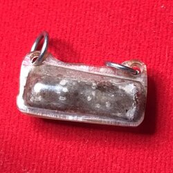 ตะกรุดเปลือยหนังลูกควายเผือก โดนฟ้าผ่าตายในครรภ์ หลวงปู่ชุ่ม โพธิโก องค์นี้ได้มาจากลูกศิษย์หลวงปู่ครูบาชัยยะวงศา บ้านอยู่ข้างวัดพระพุทธบาทห้วยต้ม เป็นของเก็บต้้งแต่รุ่นพ่อ ต่อมาได้ขอเช่ามาจากรุ่นลูก พร้อมกับพระเกศา รูปถ่าย และประคำ