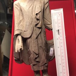 พระพุทธไม้แกะ มีรอยจารหลวงปู่ พระพุทธรูปองค์นี้เจ้าของได้ทำหล่นจึงชำรุด มีรอยหักร้าวที่ พระบาท (ไม่ได้หักแบบขาดเลย) และพยายามจะซ่อมแซมโดยใช้ขี้เลื่อยไม้