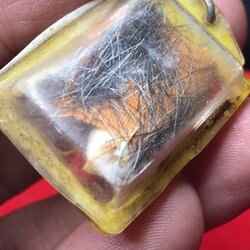 พระทันตธาตุ จีวร เกศา รูปถ่าย หลวงปู่แหวน วัดดอยแม่ปั๋ง เลี่ยมโบราณ ไม่น้อยกว่า 40 ปี เจ้าของเดิมเป็นศิษย์รับใช้หลวงปู่แหวน เป็นครูที่ อ.พร้าว ชื่อคุณพ่อประจักษ์ อายุ 95 ปี ปัจจุบัน (พ.ศ.2566) ยังมีชีวิตอยู่ ท่านเคยรับใช้หลวงปู่แหวน ช่วงปี 2524-2528