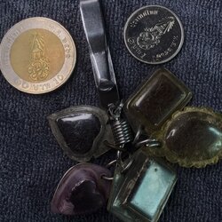 พระเกศาครูบาเจ้าศรีวิชัย และครูบาเจ้าอภิชัยขาวปี จ.ลำพูน จำนวน 5 เลี่ยมนี้ ได้มาจาก ร.ต.ต. ประดิษฐ์ อดีตนายตำรวจบ้านโฮ่ง จ.ลำพูน พระเกศาจำนวน 5 เลี่ยม ลุงประดิษฐ ์ได้มาจากผู้เฒ่าท่านหนึ่งในบ้านปวง อ.ลี้ เมื่อสมัย 30 ปีก่อน ราว ๆ พ.ศ.2532