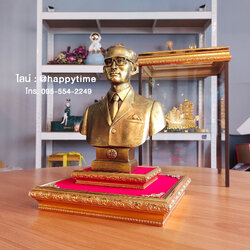 รูปหล่อในหลวง ร.9 ทรงสูท (พร้อมตู้กระจก) งานเรซิ่นเหมือนมาก