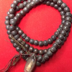 พระทันตธาตุ และประคำครูบาวัดสันโค้ง อ.แม่จัน จ.เชียงราย ได้มาจากคุณครูดนัย อดีตเป็นครูสอนโรงเรียนแม่จันวิทยาคม ปัจจุบันอายุ 79 ปี เปิดร้านอาหารอยู่น อ.แม่จัน ครูดนัยท่านเป็นลูกศิษย์ครูบาวัดสันโค้ง ท่านเล่าว่าได้พระทันตธาตุมาในปี 2519 พร้อมกับประคำ