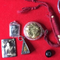 พระทันตธาตุครูบาชุ่ม / ตะกรุดหนังควาย / ชานหมากปิดทอง / รูปถ่ายหลังหนังควายติดพระเกศา และรูปถ่ายเก่า พร้อมกับเม็คประคำผงใบลานคลุกรัก หลวงปู่ครูบาชุ่ม โพธิโก วัดวังมุย เป็นขอพ่อติ๊บ คนบ้านป่าแก ต.ประตูป่า จ.ลำพูน