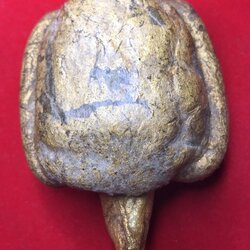 เต่าสำลีี ชุบเทียน ปิดทอง ขนาดบูชา ครูบาชัยยะวงศา วัดพระพุทธบาทห้วยต้ม เจ้าของเดิมชื่ออ้ายชัย อายุ 45 ปี อยู่ อ.บ้านโฮ่ง จ.ลำพูน เคยบวชเป็นพระวัดพระพุทธบาท ห้วยต้มเมื่อปี 2545-2550 อ้ายชัยเล่าว่าท่านได้เช่าต่อจากกะเหรี่ยงลูกศิษย์ครูบาวงศ์