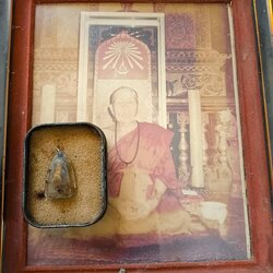 พระทันตธาตุครูหลวงปู่ครูบาเจ้าพรหมจักรโก วัดพระพุทธบาทตากผ้า จ.ลำพูน องค์นี้ได้มาจากพ่อหนานจันทร์ ท่านเคบบวชที่ัวัดพระพุทธบาทตากผ้า ท่านว่าได้มาตั้งแต่ปี ๒๕๒๔ หลังจาก ได้มาท่านก็นำมาเลี่ยมและบรรจุพระเกศาไปด้วย