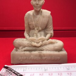 รูปหล่อหลวงปู่ครูบาชัยยะวงศา เนื้อเรซิ่น หน้าตัก ๓ นิ้ว พ.ศ.๒๕๒๙