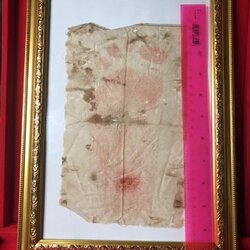 ผ้าฝ่าต๊ะ รอยเท้าซ้าย ครูบาเจ้าศรีวิชัย ได้มาจากคุณอนุรักษ์ฯ นักสะสมวัตถุมงคลล้านนา ลงชาดแดง พร้อมกรอบ สิ่งเป็นมงคลระดับต้น ๆ ที่ชาวบ้านบูชา