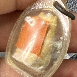 พระทันตธาตุ ครูบาสุข วัดโพธิบุปผาราม จ.แพร่ ผมได้พระทันตธาตุครูบาต่าง ๆ มาจากคุณปู่เสน่ห์ อายุ 83 ปี อดีตรับราชการครู เป็นครู และเป็น ผ.อ. ในโรงเรียนหลายจังหวัดในภาคเหนือตอนล่าง และตอนบน ปลดเกษียณมาแล้ว 23 ปี (บันทึก พ.ศ. 2567)