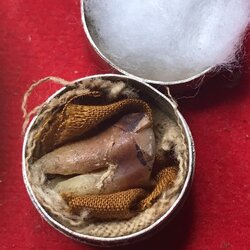 พระทันตธาตุ และวัตถุมงคลหลวงปู่ครูบาอินทิวงศ์ วัดอินทขิล ป่าซาง จ.ลำพูน เจ้าของเดิมคืออดีตนายอำเภออภิสิทธิ์ เป็นคนดอยหล่อ จ.เชียงใหม่ อายุ 72 ปี เล่าให้ฟังว่าชุดพระทันตุธาตุนี้ว่าได้มาจากลูกศิษย์ครูบาอินทิวงศ์ คนป่าซาง แต่ท่านจำชื่อไม่ได้แล้ว เพราะนานมาก