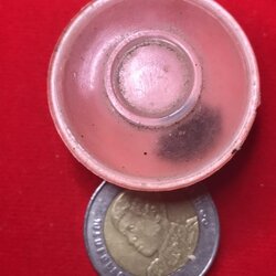 พระเกศา หลวงปู่ครูบาอภิชัยขาวปี นี้ ได้มาจากคุณลุง อาชีพซื้อบ้านเก่า ชาวจอมทอง เป็นคนเก็บวัตถุมงคลสายหลวงปุ่ เก็บบ้าง ปล่อยบ้าง ได้มาพร้อมกันกับ ผ้าฝ่าต๊ะริมเขียว (07-095) และ ผ้าฝ่าต๊ะ ผ้าเมือง (07-094)