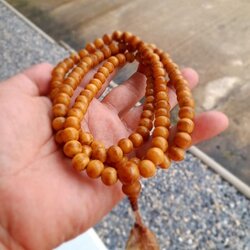 ประคำลูกหวาย ครูบาชัยยะวงศา ได้มาจากคุณลุงอิลอย เป็นชาวกะเหรี่ยงอายุ 70-80 ปี อยู่แถวพระเจดีศรีเวียงชัย เช่ามาด้วยราคาที่สูง เพราะเป็นของรักของคุณลุง ท่านเก็บไว้ในออม (กระปุกหรือกล่อง) วางไว้บนหิ้งพระ คุณลุงจำได้ว่าไปทำงานช่วยหลวงปู่ฯ และให้มากับมือ