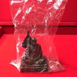 รูปหล่อบูชาหน้ารถ หลวงพ่อคูณ วัดบ้านไร่ รุ่นมั่งมีทวีคูน ปี ๓๙ ตาลปัตรถอดได้ สภาพสมบูรณ์พร้อมถุงเดิม