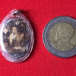 รูปถ่ายครูบาชุ่ม โพธิโก วัดวังมุย พร้อมพระเกศาและผ้าจีวรด้านหลังรูป