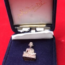 รูปหล่อหลวงพ่อเกษม เขมโก เนื้อเงิน รุ่น รพีพัฒน์ (พระองค์เจ้ารพีพัฒน์ พระบิดาแห่งกฎหมายไทย) ศาลลำปาง จัดสร้าง ด้านหลังเป็นรูปตาชั่ง สัญญลักษณ์ของศาล หลวงพ่อพ่อเกษม เขมโก เมตตา อธิษฐานจิตปลุกเสก วันพญาวัน วันที่ 15 เม.ย 2536