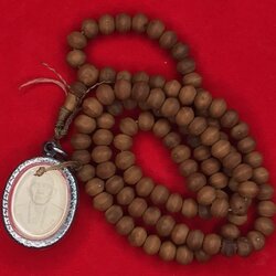 ประคำลูกหวาย พร้อมกับพระผงเกศารุ่น 1 รุ่นมั่งคั่ง ร่ำรวย หลวงปู่ครูบาชัยยะวงศา วัดพระพุทธบาทห้วยต้ม