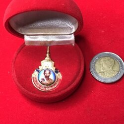 เข็มกลัดหลวงพ่อเกษม เขมโก พิธี ๒๘ พ.ย. ๒๕๓๖ ตรงกับวันเพ็ญ เดือนสิบสอง