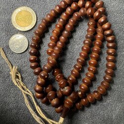 ประคำลูกหวาย ครูบาชัยยะวงศา เส้นนี้เนื้อฉ่ำ สวยงาม ได้มาจากเณรท่านหนึ่ง เรียกว่าเณรมล ท่านเป็นคนห้วยต้ม แต่ไปจำวัดที่วัดพระพุทธบาทผาหนามของครูบาเจ้าขาวปี ปัจจุบันอายุ 16 ปี บวชมาได้ 4 ปีแล้ว (บันทึก พ.ศ.2567) ท่านว่าประคำเส้นนี้เล็กเกินไปสำหรับท่าน