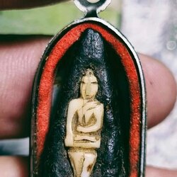 พระทันตธาตุ ครูบาเจ้าอภิชัยขาวปีแกะเป็นรูปพระพุทธรูปพอกครั่ง ได้มาจากพ่อเฒ่าหนานเป็ง ท่านอายุกว่า ๙๐ ปีแล้ว (บันทึก ๒๕๖๕) ปัจจุบันยังมีชีวิตอยู่ เป็นชาวบ้านตะเมาะ จ.เชียงใหม่ ท่านเคยเป็นพระรับใช้ครูบาเจ้าอภิชัยขาวปีที่วัด พระบาทตะเมาะ