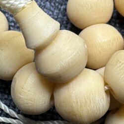 ประคำลูกหวาย ครูบาพรรณ อดีตเจ้าอาวาสวัดพระพุทธบาทห้วยต้ม เป็นเจ้าอาวาสต่อจากหลวงปู่ครูบาชัยยะวงศา ประคำเส้นนี้ เช่ามาเพื่อได้รู้จักประคำใหม่ ซึ่งจะมีสีขาว หากผ่านการใช้งาน ห้อยคอ ผ่านเหงือ ผ่านการจัดเม็ดประคำเพื่อภาวนา และเปลี่ยนจากสีขาวเป็นสีเหลือง แดง น