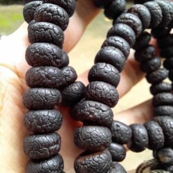 ประคำลูกลาน ครุบาวงศ์ เก่าที่สุด ผมได้ประคำลูกลานที่มีอายุมาก ๆ แตกลายงา ดูเก่าแก่มากมาหลายเส้น จากชาวห้วยต้ม แต่ประคำเส้นนี้ดูเก่าแก่มากที่สุดเท่าที่ผมเคยเห็นมา ได้มาจากคุณลุงชาวกะเหรี่ยงท่านหนึ่ง อายุมากกว่า 90 ปีแล้ว ได้รับประคำนี้มาจากหลวงปู่ฯ